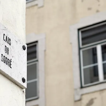 Lost :: Cais House 3*